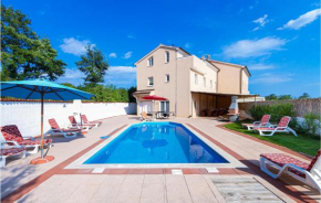 8 Bedroom Gorgeous Home In Cere